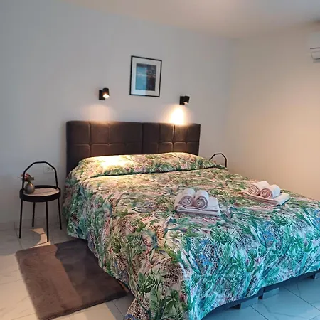 Loni Apartment *