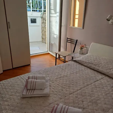 Loni Apartment *