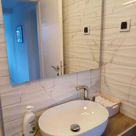 Loni Apartman *