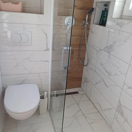 Loni Apartman *